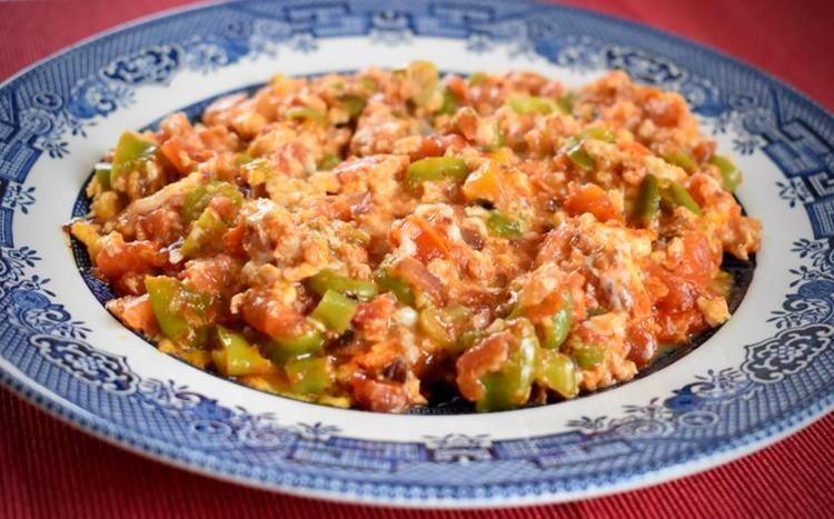 Yedikçe yediren kaşarlı menemen tarifi Lezzetiyle damaklarda şölen yaratıyor, hem pratik hem nefis
