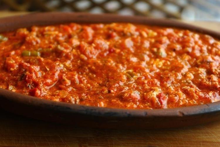 Yedikçe yediren kaşarlı menemen tarifi Lezzetiyle damaklarda şölen yaratıyor, hem pratik hem nefis
