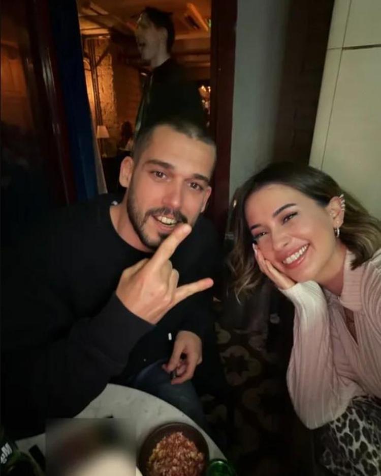 Buse Terim ve sevgilisinden romantik poz Mutluluktan ağzı kulaklarında