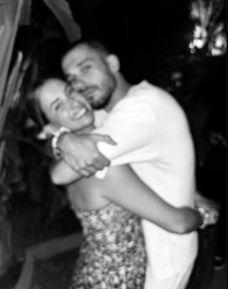 Buse Terim ve sevgilisinden romantik poz Mutluluktan ağzı kulaklarında