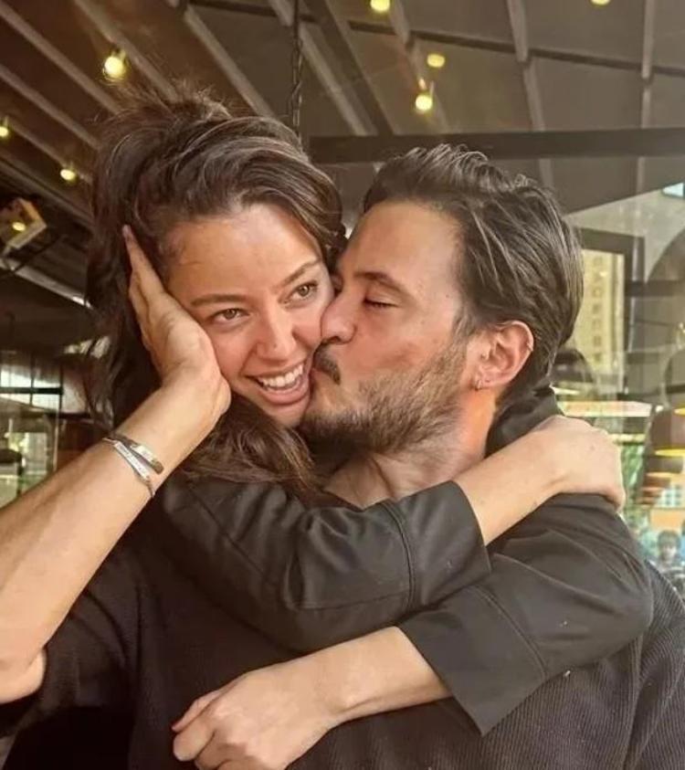 Pelin Akil ve Anıl Altan bir arada Ben sizle yeniden doğdum