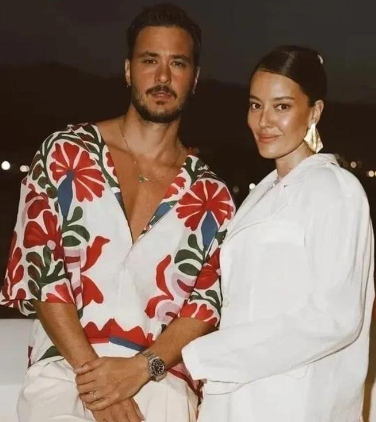 Pelin Akil ve Anıl Altan bir arada Ben sizle yeniden doğdum