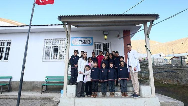 Dağ köyünde ellerinde boya fırçasıyla tarih yazdılar 19 öğrenci için okulu baştan yaratan öğretmenler