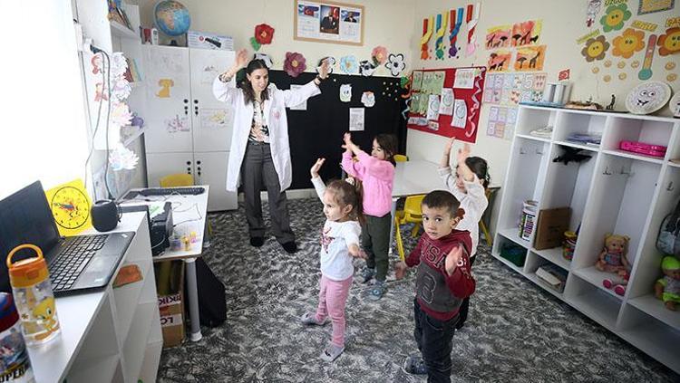 Dağ köyünde ellerinde boya fırçasıyla tarih yazdılar 19 öğrenci için okulu baştan yaratan öğretmenler