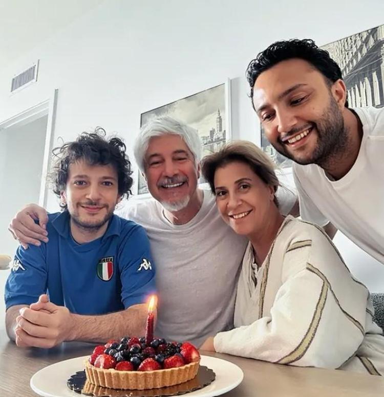 Ailece kutlama Behzat Uygur 63 yaşında