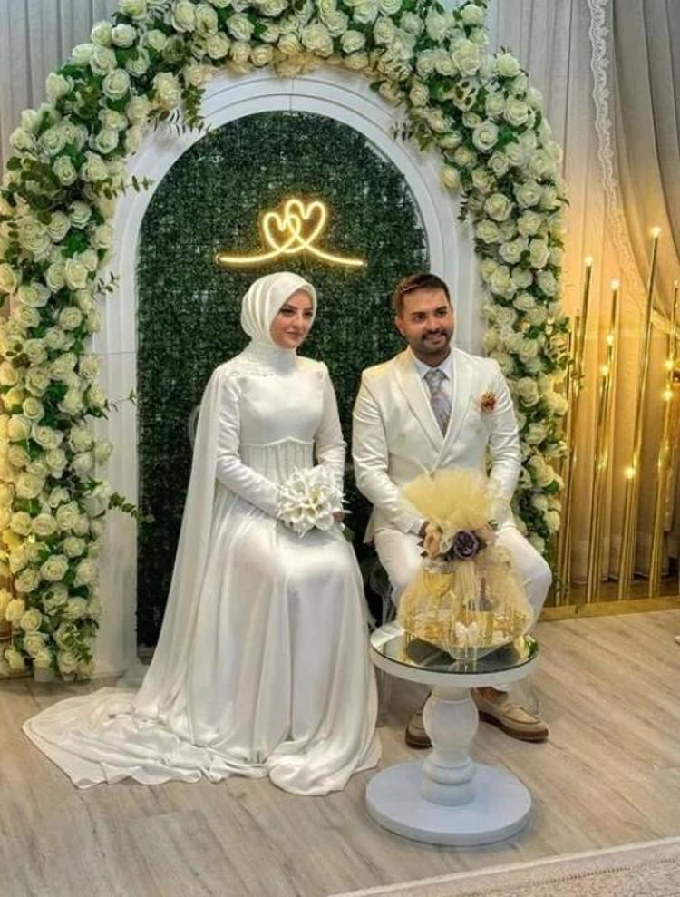 Kadir Ezildi Bir manifestim daha gerçekleşti diyerek usta oyuncuyla fotoğrafını paylaştı