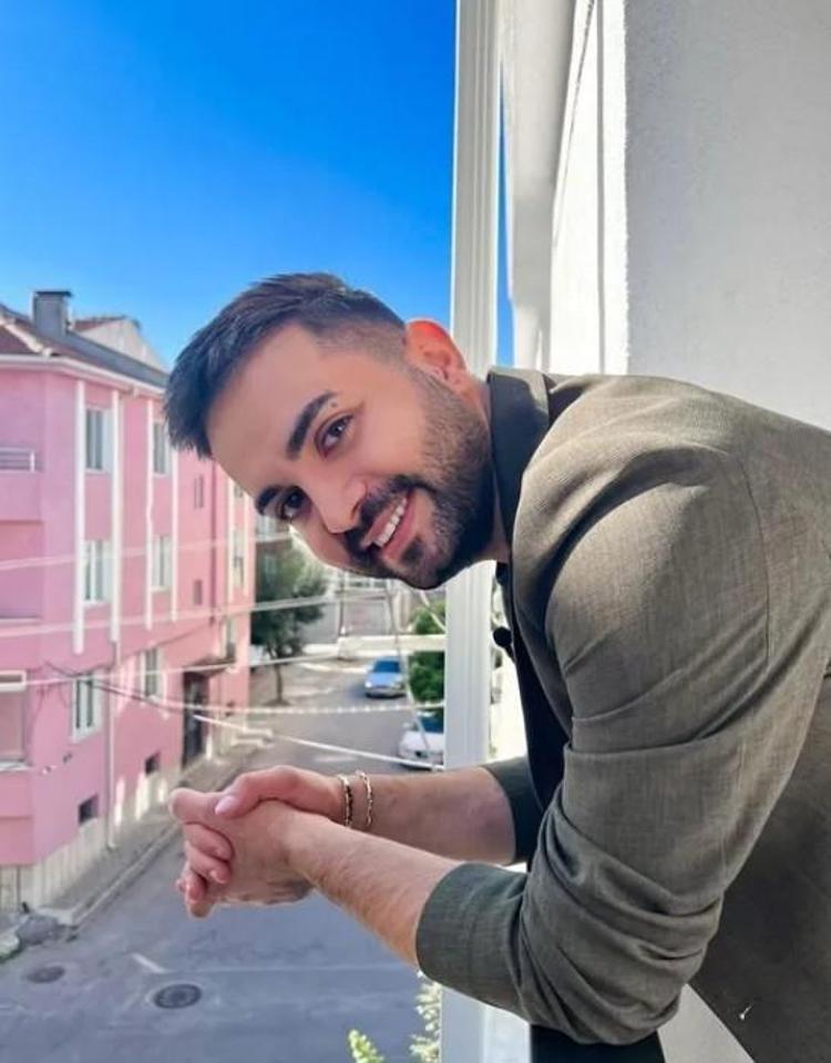 Kadir Ezildi Bir manifestim daha gerçekleşti diyerek usta oyuncuyla fotoğrafını paylaştı