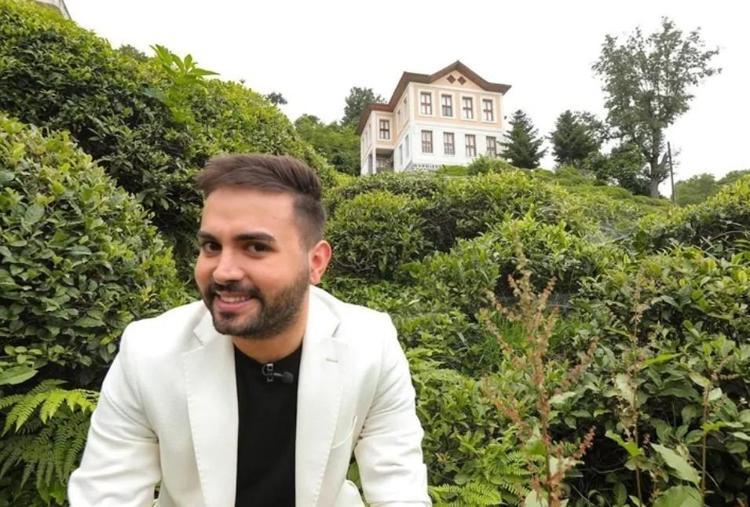 Kadir Ezildi Bir manifestim daha gerçekleşti diyerek usta oyuncuyla fotoğrafını paylaştı