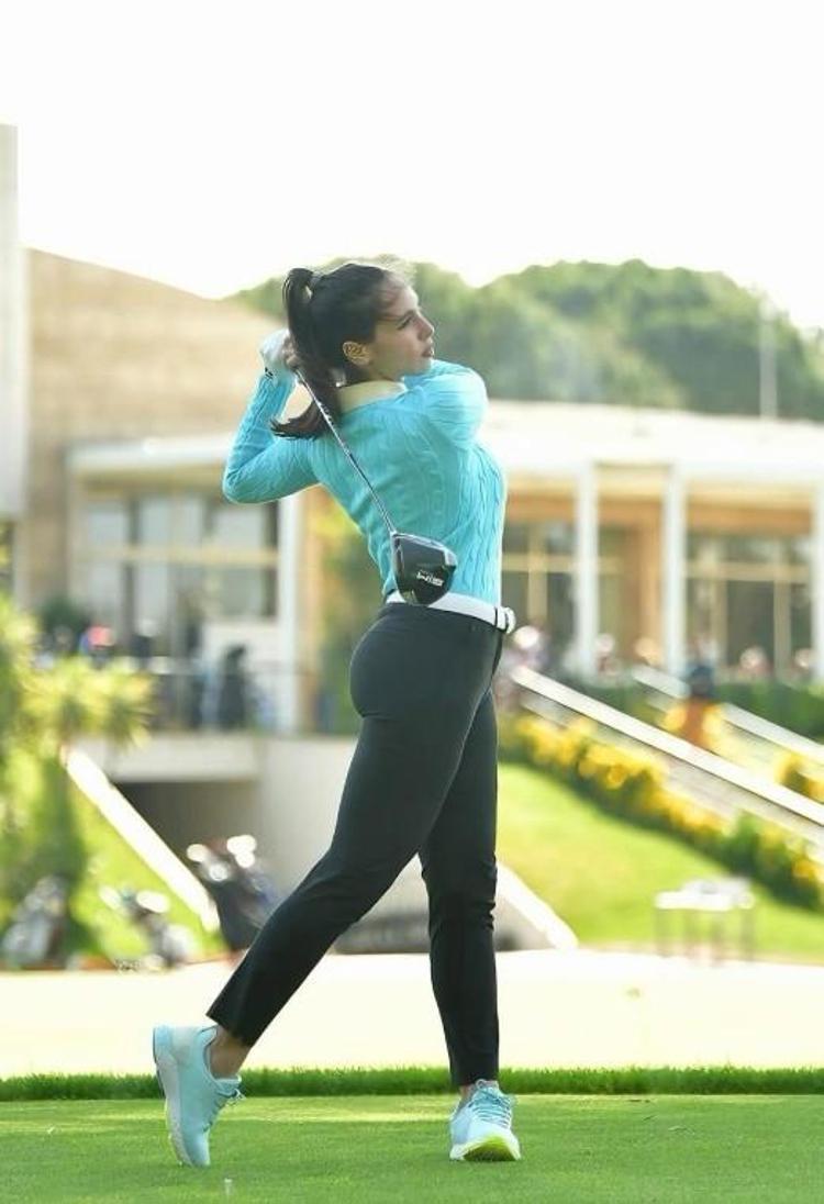 BABASIYLA GOLF OYNADI