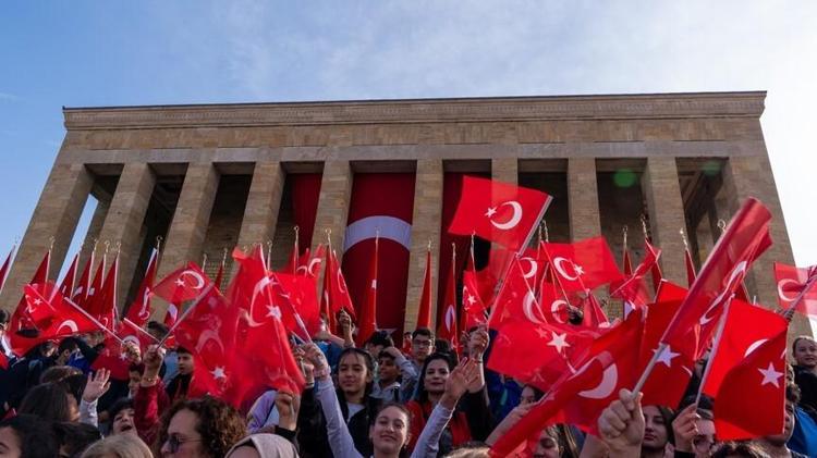 Ünlü isimlerden 23 Nisan Ulusal Egemenlik ve Çocuk Bayramı paylaşımları