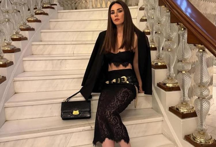 53 yaşındaki Defne Samyeli, fiziğiyle şov yaptı