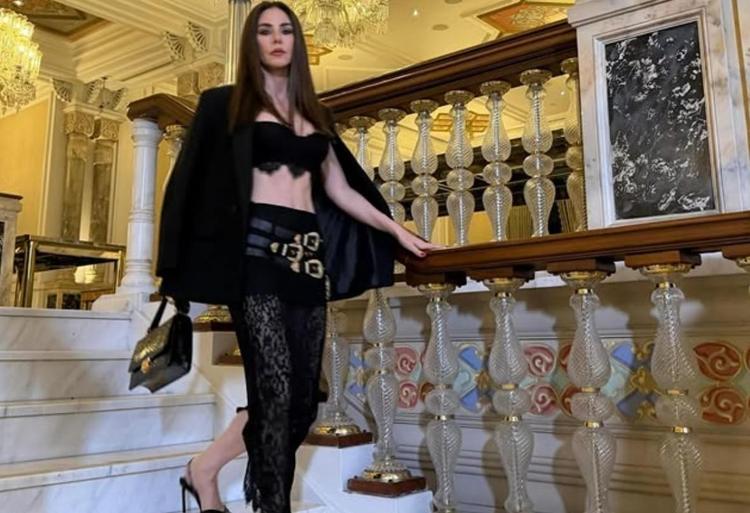 53 yaşındaki Defne Samyeli, fiziğiyle şov yaptı
