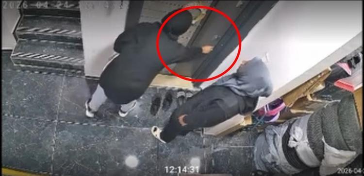 ‘Pes’ dedirten hırsızlık girişimi Ayakkabıyı koklayıp kapıyı zorladılar