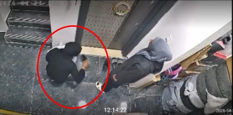 ‘Pes’ dedirten hırsızlık girişimi Ayakkabıyı koklayıp kapıyı zorladılar