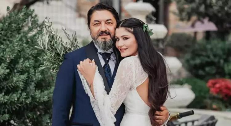 Eşiyle görüntülenen Deniz Çakırın gergin anları Hızlı adımlarla uzaklaştılar