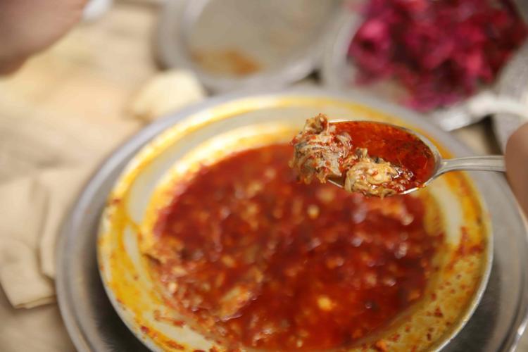 12 saat boyunca ağır ateşte pişirilir