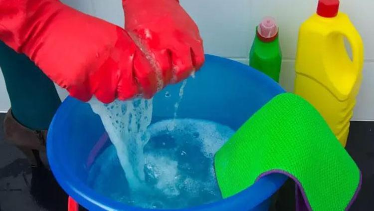 Çamaşır suyuyla temizlik devri bitti Banyonuzdaki fayansları saniyeler içinde parlatın