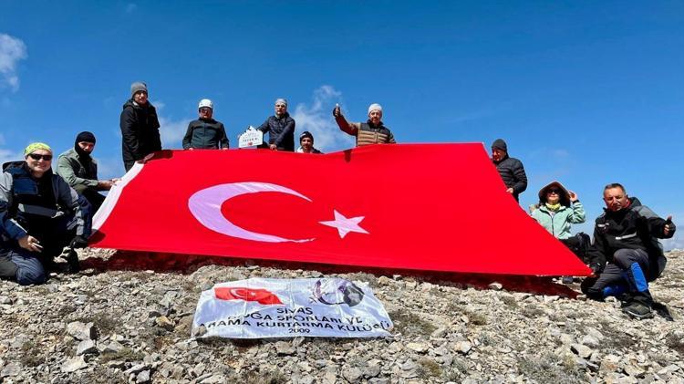 2 bin 211 metrede Türk bayrağını dalgalandırdılar Sivasta 11 dağcının zorlu zirve tırmanışı