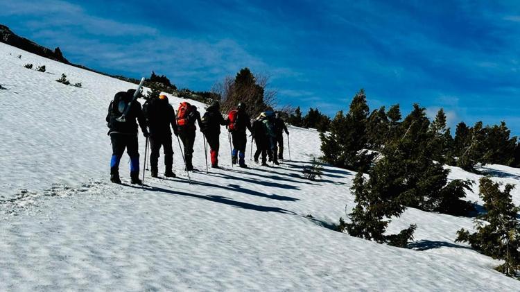 2 bin 211 metrede Türk bayrağını dalgalandırdılar Sivasta 11 dağcının zorlu zirve tırmanışı