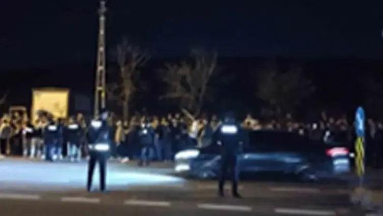 Fenerbahçe taraftarından istifa çağrısı Takım otobüsü ıslıklandı