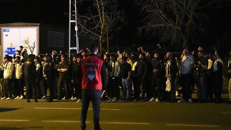 TAKIM OTOBÜSÜ TESİSLERE GİRERKEN ISLIKLANDI