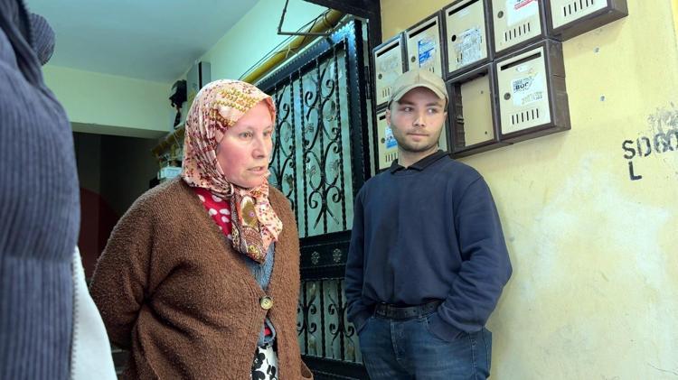 Avcılar’da çöp ev savaşı ‘Komşular bana iftira atıyor’ dedi, 3 kamyon çöp çıktı