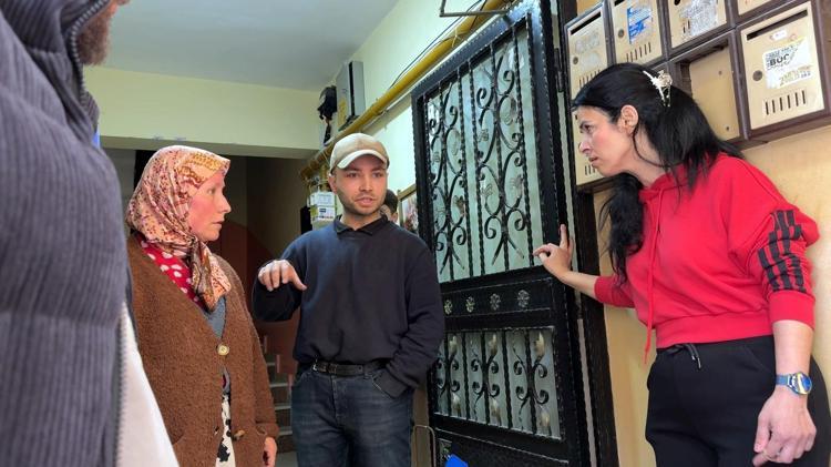 Avcılar’da çöp ev savaşı ‘Komşular bana iftira atıyor’ dedi, 3 kamyon çöp çıktı