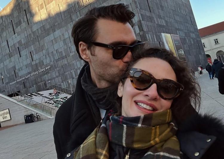 Aşkları dolu dizgin Birce Akalay ve Hakan Kurtaştan romantik poz