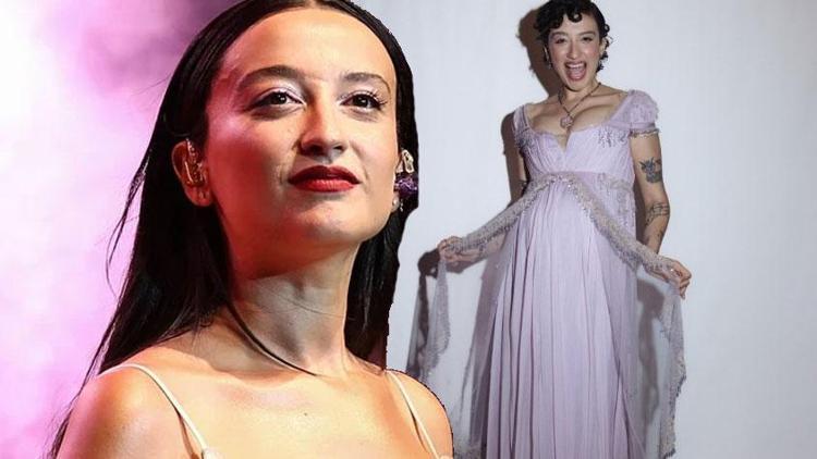 Melike Şahinden konserde sürpriz açıklama Anne oluyor