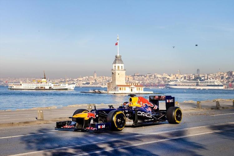 Formula 1 pilotuna selam veren sokak kedisi kalpleri eritti Dünya bu görüntüleri konuşuyor: İstanbulda sıradan bir gün