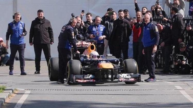 Formula 1 pilotuna selam veren sokak kedisi kalpleri eritti Dünya bu görüntüleri konuşuyor: İstanbulda sıradan bir gün