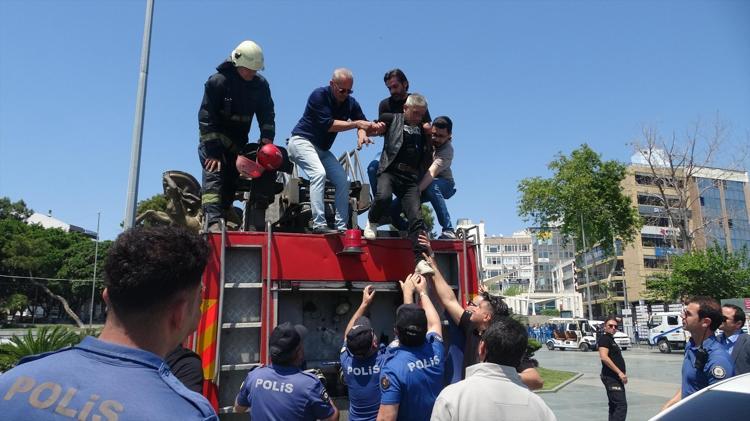 Sıra dışı eylem Anıtın üzerine çıkıp benzin döküp dans etti