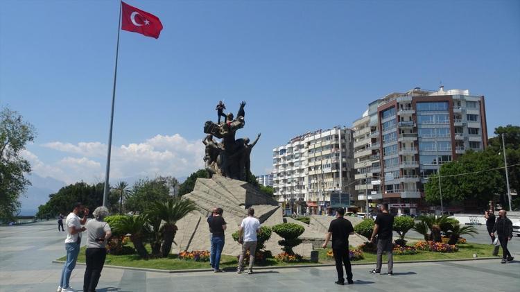 Sıra dışı eylem Anıtın üzerine çıkıp benzin döküp dans etti