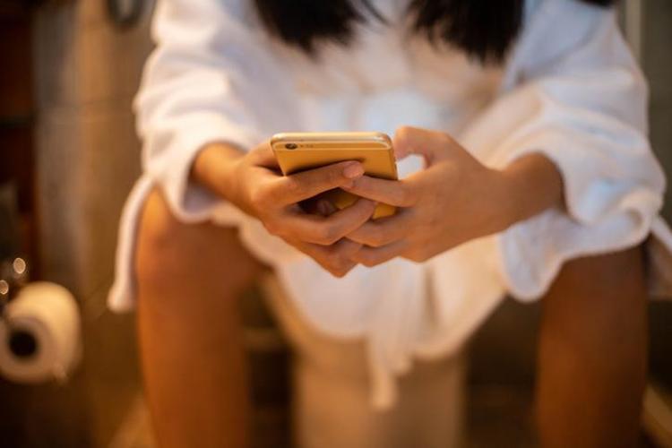 Tuvalete telefonla girerken 2 kere düşünün Meğer perde arkasında bilmediğimiz zararları varmış