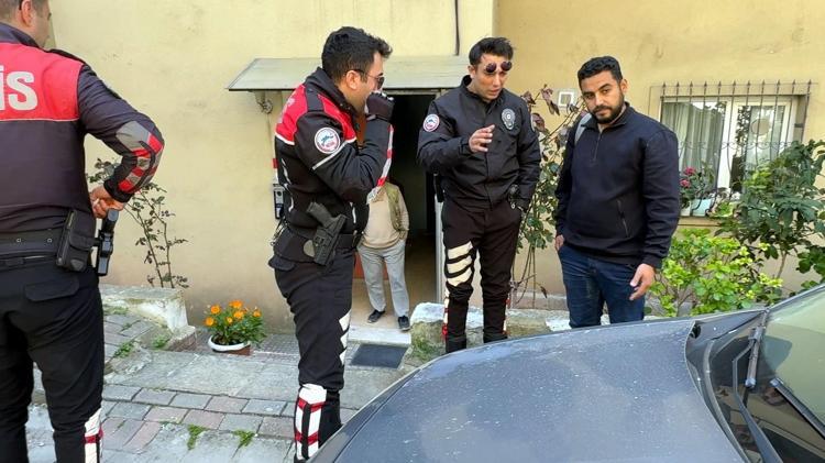 Tatil dönüşü büyük şok Evi icradan satılan kiracı eşyalarıyla sokakta kaldı