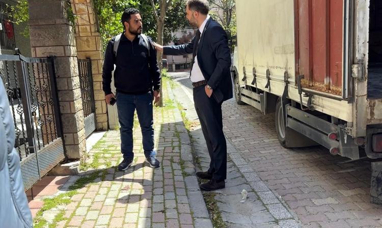 EŞYALARININ SOKAĞA ÇIKARILMASINI İZLEDİ
