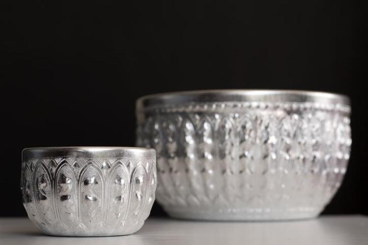 En etkili gümüş parlatma yöntemi Ilık suyun içine birkaç damla eklemek yetiyor