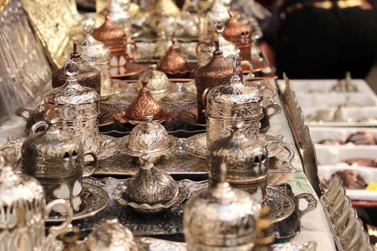 En etkili gümüş parlatma yöntemi Ilık suyun içine birkaç damla eklemek yetiyor