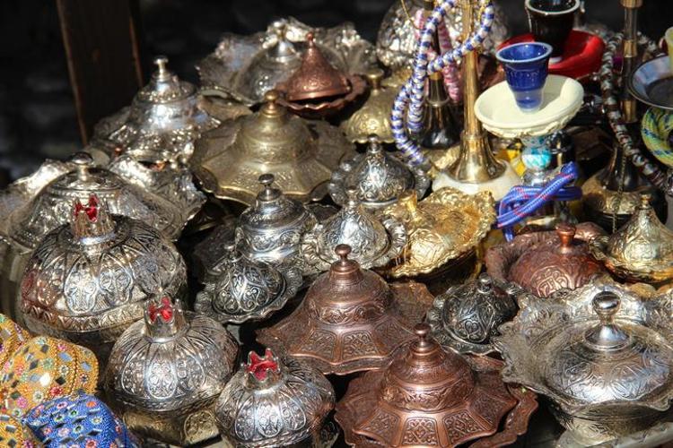 En etkili gümüş parlatma yöntemi Ilık suyun içine birkaç damla eklemek yetiyor