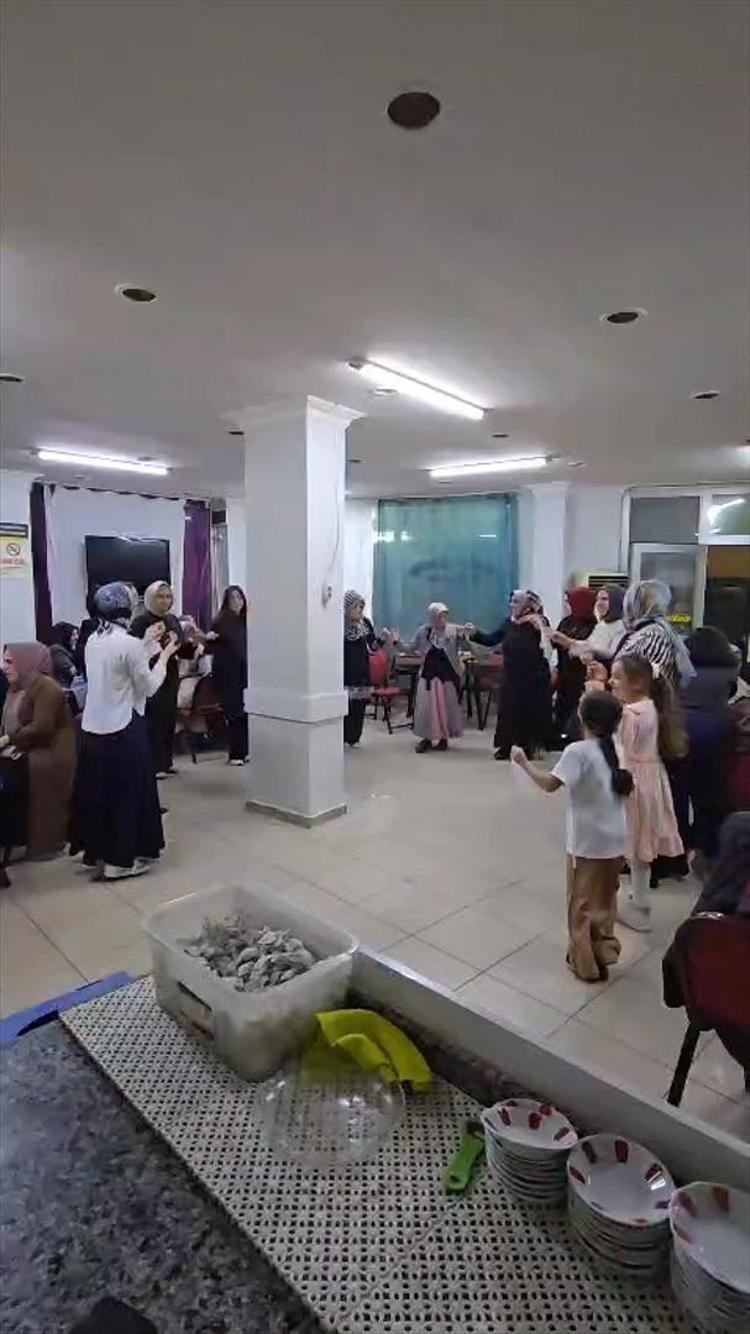 Böylesi hiç görülmedi Kadın muhtar seçim vaadini yerine getirdi: Mahalle kahvesinde bu kez hanımlar vardı
