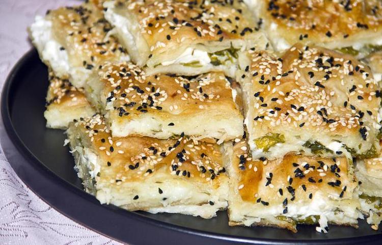 Peynirli böreği böyle yapınca parmak ısırtıyor Dışı çıtır çıtır, içi yumuşacık oluyor