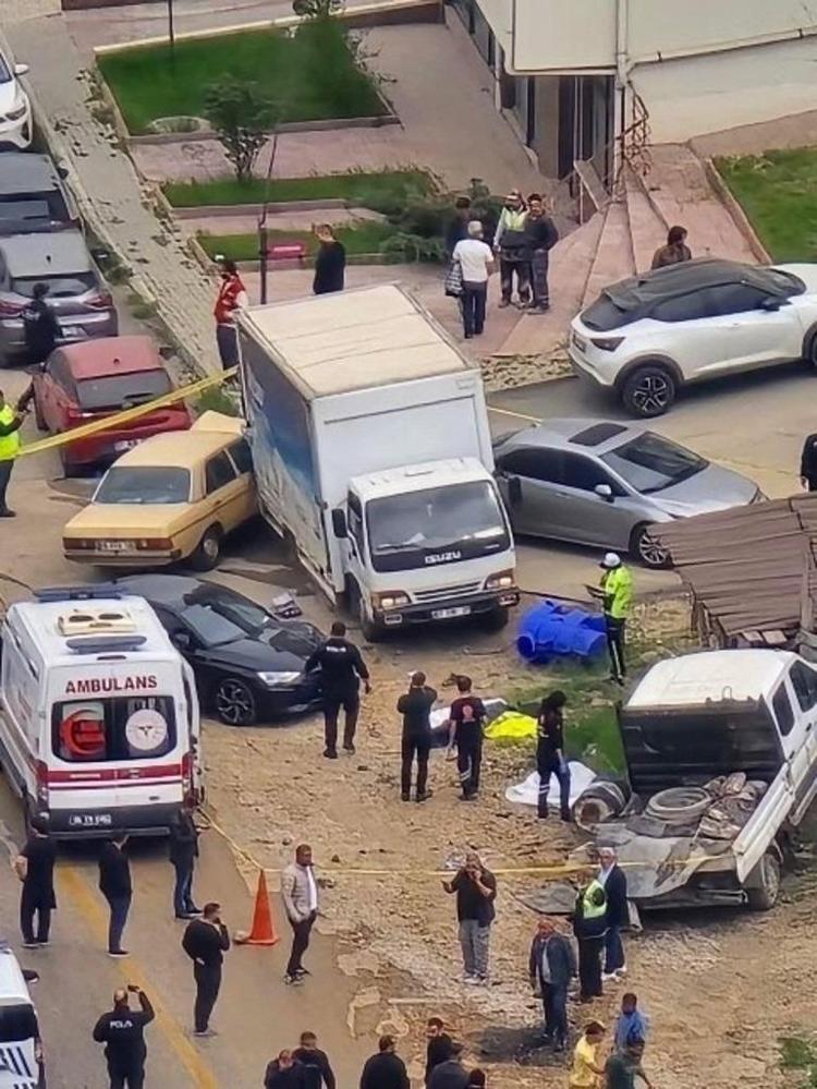 1 Mayısta acı olay 2 belediye işçisi feci şekilde hayatını kaybetti