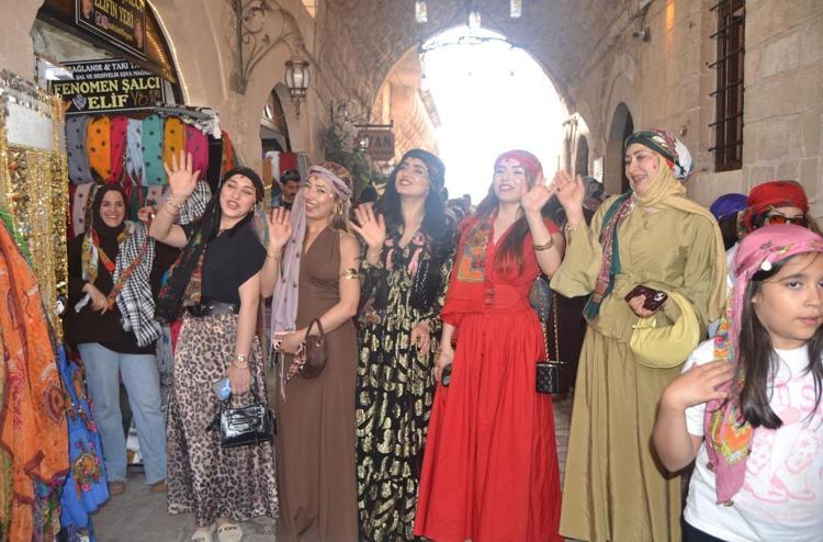 SADAKAT HANIMIN ŞALINI İSTEYENLER OLUYOR