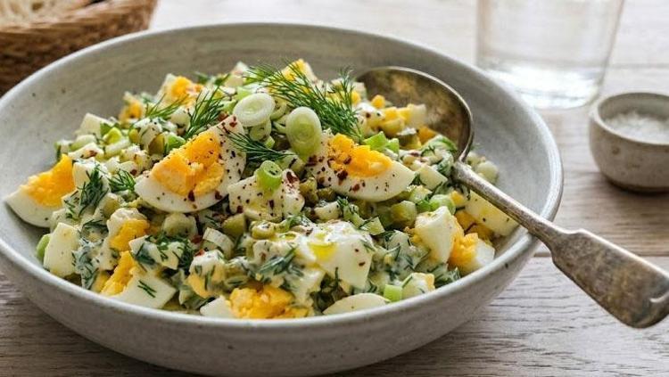 Haşlanmış yumurta salatası tarifi Kahvaltıların yıldızı olacak kadar lezzetli