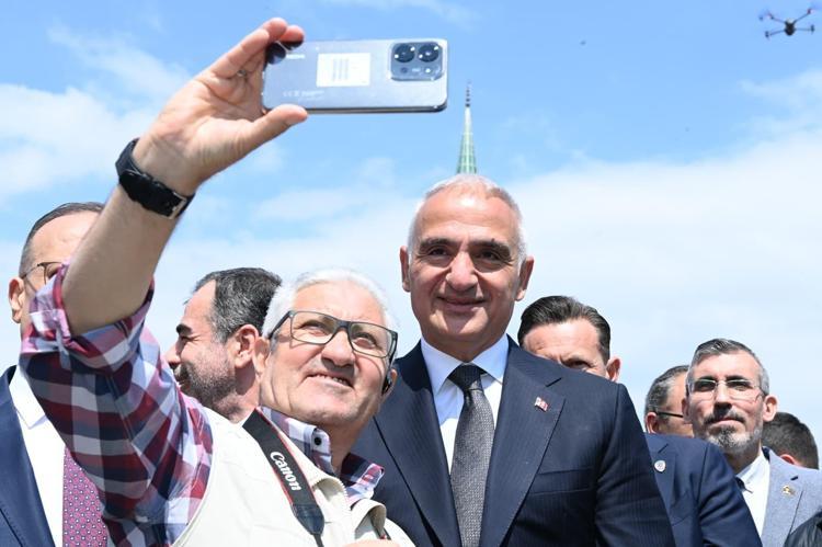 Nazillide festival heyecanı Bakan Mehmet Nuri Ersoy üreticiler ve sanatkarlarla bir araya geldi