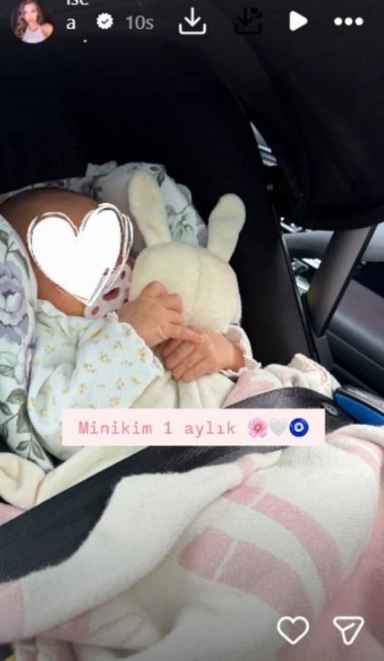 Üçüncü kez anne olan Amine Gülşe’den Elisa bebek bir aylık oldu paylaşımı