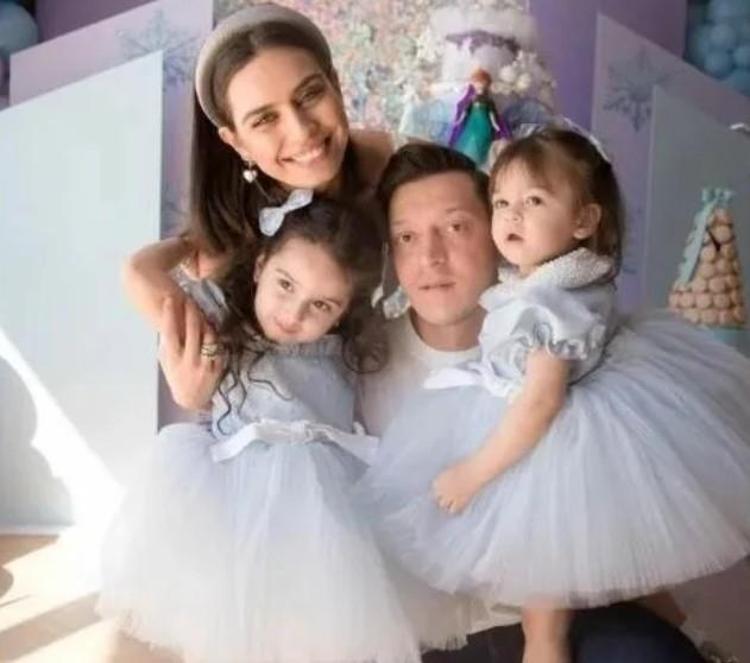 Üçüncü kez anne olan Amine Gülşe’den Elisa bebek bir aylık oldu paylaşımı