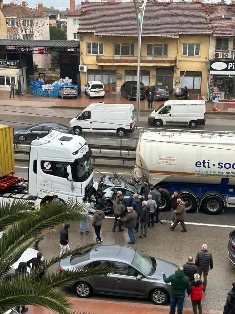 Şaşkına çeviren görüntü Kağıt gibi ezilen otomobilden sağ çıktı