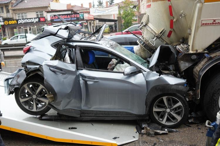 Şaşkına çeviren görüntü Kağıt gibi ezilen otomobilden sağ çıktı
