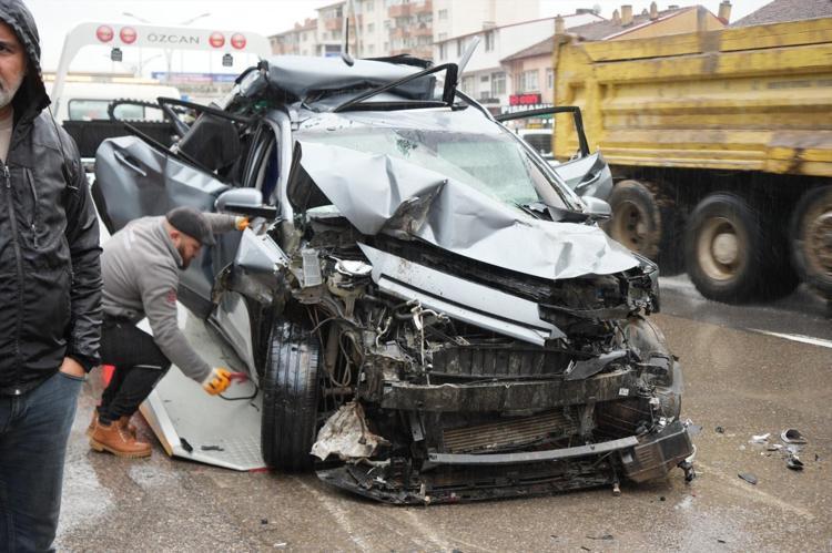 Şaşkına çeviren görüntü Kağıt gibi ezilen otomobilden sağ çıktı